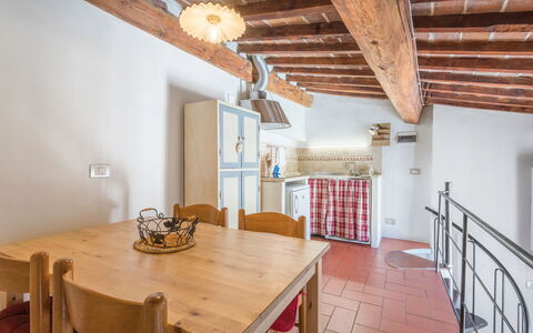 Belle Donne Apartment, Tornabuoni, Florence, Wifi: Propiedad, Mueble, Mesa, Madera, Diseño De Interiores, Silla, Piso, Suelo, Manchas De Madera, Pared