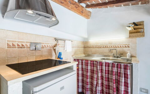 Belle Donne Apartment, Tornabuoni, Florence, Wifi: Gabinetes, Propiedad, Grifo, Mostrador, Producto, Arreglo De Tubería, Edificio, Cocina, Lavabo, Madera