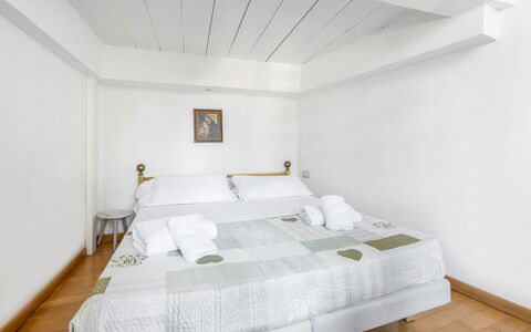 Belle Donne Apartment, Tornabuoni, Florence, Wifi: Edificio, Mueble, Propiedad, Comodidad, Almohada, Madera, Marco De La Cama, Textil, Cama