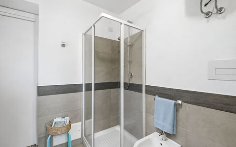 La Casa dei Nonni: Piso, Suelo, Diseño De Interiores, Habitación, Techo, Arreglo De Tubería, Departamento, Lavabo, Grifo, Plomería