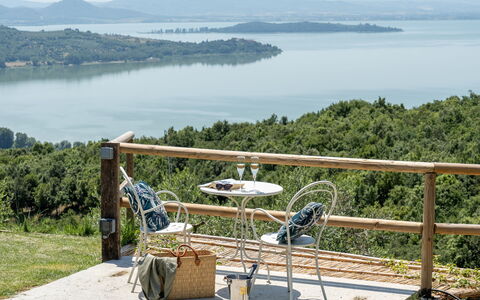 Villa Paradise: Agua, Cielo, Planta, Lago, Montaña, Mueble Para Exteriores, Silla, Mesa, Árbol, Ocio