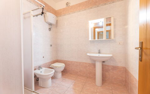 Apartment Balcony Sea View - Gallipoli: Espejo, Lavabo, Propiedad, Grifo, Arreglo De Tubería, Lavabo Del Baño, Baño, Púrpura, Diseño De Interiores