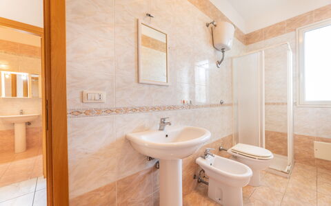 Apartment Balcony Sea View - Gallipoli: Marrón, Espejo, Grifo, Lavabo, Arreglo De Tubería, Propiedad, Lavabo Del Baño, Baño, Madera, Púrpura