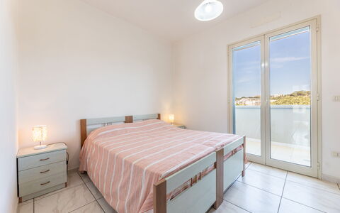 Apartment Balcony Sea View - Gallipoli: Edificio, Mueble, Propiedad, Comodidad, Gabinetes, Madera, Marco De La Cama, Diseño De Interiores, Cama