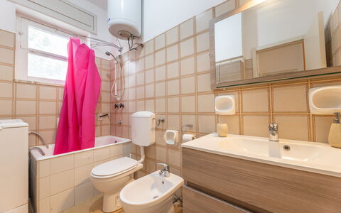 Apartment Living In Baia Verde - Gallipoli: Grifo, Arreglo De Tubería, Espejo, Lavabo Del Baño, Lavabo, Mueble De Baño, Propiedad, Edificio, Púrpura, Baño