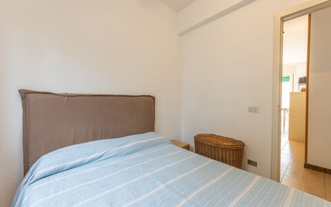Apartment Living In Baia Verde - Gallipoli: Mueble, Comodidad, Azur, Textil, Madera, Sombra, Cama, Edificio, Almohada