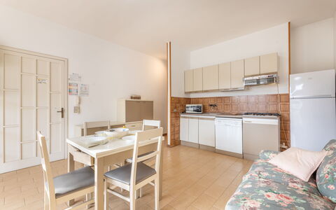 Apartment Living In Baia Verde - Gallipoli: Mueble, Gabinetes, Mostrador, Mesa, Edificio, Cocina, Silla, Madera, Piso, Suelo