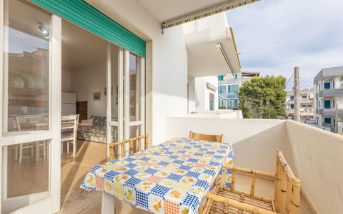 Apartment Living In Baia Verde - Gallipoli: Propiedad, Mesa, Edificio, Azur, Madera, Diseño De Interiores, Encendiendo, Arquitectura, Silla, Piso