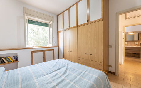 Apartment Living In Baia Verde - Gallipoli: Propiedad, Espejo, Mueble, Ventana, Edificio, Madera, Gabinetes, Comodidad, Textil