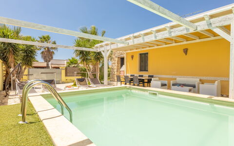 Villetta Estiva With Private Pool Gallipoli: Cielo, Agua, Propiedad, Planta, Piscina, Edificio, Sombra, Ventana, Árbol, Ocio