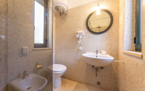 Villetta Estiva With Private Pool Gallipoli: Espejo, Marrón, Grifo, Arreglo De Tubería, Lavabo, Lavabo Del Baño, Propiedad, Baño, Púrpura, Madera