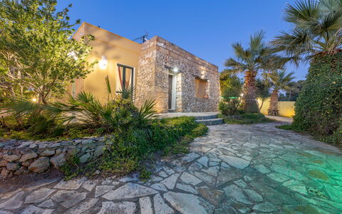 Villetta Estiva With Private Pool Gallipoli: Planta, Cielo, Edificio, Ventana, Superficie De La Carretera, Árbol, Puerta, Vegetación, El Terreno Del Lote, Casa