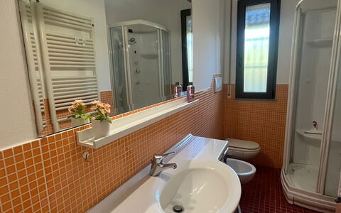 Bell'aria Apartment: Espejo, Grifo, Lavabo, Arreglo De Tubería, Lavabo Del Baño, Baño, Púrpura, Madera, Arquitectura, Diseño De Interiores