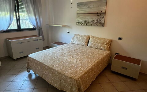 Bell'aria Apartment: Propiedad, Mueble, Ventana, Mesa, Comodidad, Madera, Edificio, Cajón, Piso, Marco De La Cama