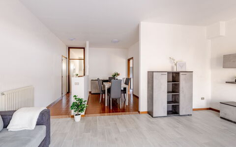 Fano Suite Apartment: Mueble, Planta, Madera, Edificio, Planta De Casa, Suelo, Estante, Piso, Puerta, Salón
