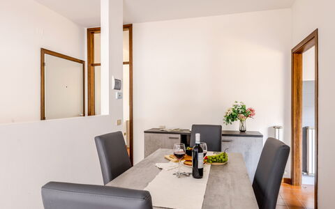 Fano Suite Apartment: Propiedad, Mueble, Mesa, Edificio, Maceta, Planta, Comodidad, Planta De Casa, Naranja, Diseño De Interiores