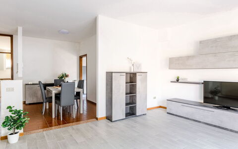 Fano Suite Apartment: Planta, Mueble, Maceta, Madera, Silla, Planta De Casa, Sala, Puerta, Suelo