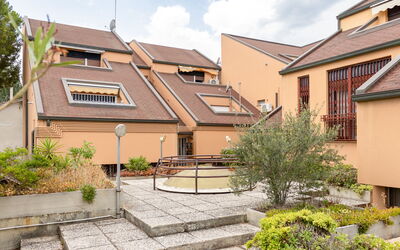Fano Suite Apartment: Planta, Cielo, Edificio, Propiedad, Ventana, Nube, Casa, El Terreno Del Lote, Arquitectura, Diseño Urbano