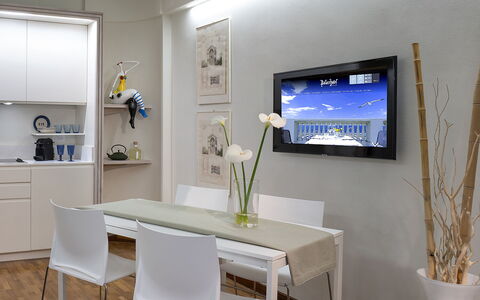 Butterfly With Beach & Breakfast Included: Mueble, Propiedad, Mesa, Planta, Azur, Gabinetes, Diseño De Interiores, Edificio, Suelo, Silla