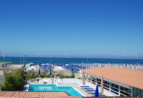 Butterfly With Beach & Breakfast Included: Agua, Cielo, Nube, Planta, Costeras Y Los Accidentes Geográficos Oceánico, Piscina, Playa, Ocio, Árbol, Horizonte