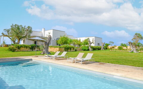Villa Monamu: Agua, Nube, Cielo, Planta, Propiedad, Piscina, Azur, Árbol, Edificio, Mueble Para Exteriores