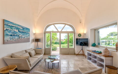 Villa Monamu: Sofá, Ventana, Azur, Sombra, Diseño De Interiores, Suelo, Sala, Mesa, Madera, Planta