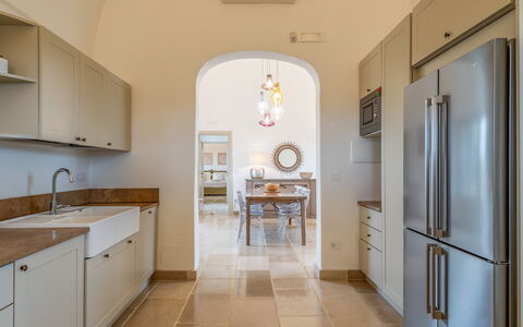 Villa Monamu: Fregadero, Gabinetes, Lavabo, Mueble, Propiedad, Grifo, Arreglo De Tubería, Mostrador, Madera, Edificio