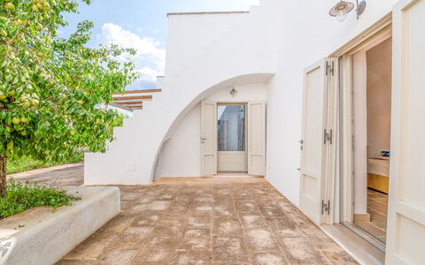 Villa Monamu: Edificio, Cielo, Nube, Puerta, Planta, Ventana, Madera, Bienes Raíces, Barrio Residencial