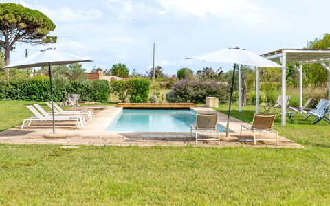 Villa Monamu: Agua, Planta, Cielo, Nube, Piscina, Árbol, Mueble Para Exteriores, Sombra, Ocio, Paisaje