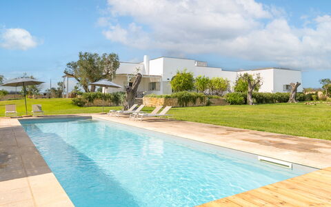 Villa Monamu: Nube, Agua, Cielo, Propiedad, Planta, Azur, Piscina, Árbol, Edificio, Hierba