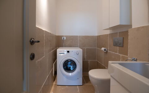 Villa Monamu: Marrón, Arreglo De Tubería, Cuarto De Lavado, Baño, Púrpura, Asiento Del Baño, Baño, Casa, Secadora De Ropa