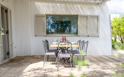 Villa Monamu: Mueble, Mesa, Edificio, Ventana, Planta, Madera, Silla, Diseño De Interiores, Árbol, Sombra