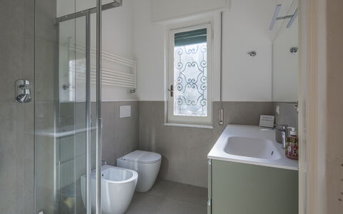 Pieve Ligure Seaside View, Wifi: Baño, Arreglo De Tubería, Pared, Piso, Suelo, Baño, Asiento Del Baño, Diseño De Interiores, Lavabo, Lavabo Del Baño
