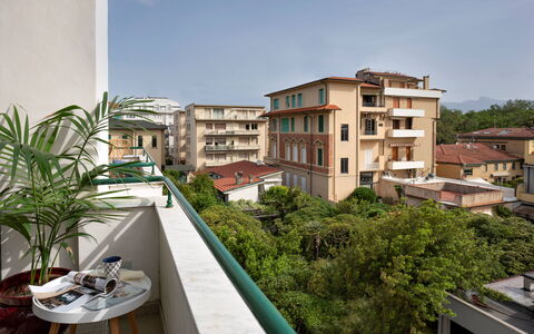 Tosca With Beach & Breakfast Included: Edificio, Cielo, Propiedad, Ventana, Nube, Arquitectura, Diseño Urbano, Condominio, Planta, Barrio Residencial