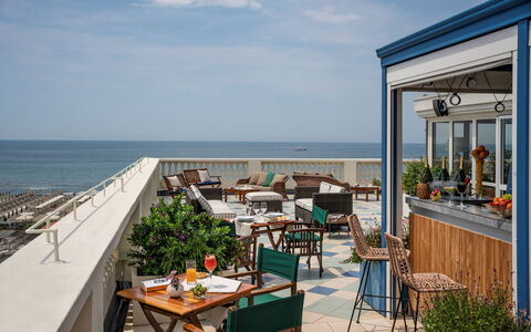 Tosca With Beach & Breakfast Included: Cielo, Mesa, Agua, Mueble, Nube, Edificio, Azur, Planta, Silla, Mueble Para Exteriores