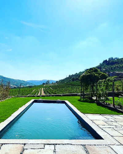 B&b Vigne Di Fagnano Without Kitchen: Agua, Cielo, Planta, Azur, Paisaje Natural, Piscina, Árbol, Rectángulo, Cuerpo De Agua, Nube