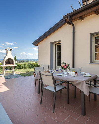 Villacolle 1, Poggio a Caiano, Hot Tub, Wifi, Ac: Mesa, Planta, Cielo, Propiedad, Mueble, Ventana, Nube, Edificio, Azur, Maceta
