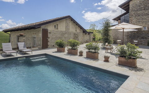 Arpusè, Relax nelle Langhe - Barolo, with Pool: Casa, Barrio Residencial, Arquitectura, Casa, Cabaña, Techo, Puerta, Inmuebles, Losa, Piscina