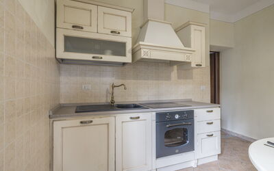 Arpusè - Ca Renato Grane' Apartment with Pool: Cocina, Gabinetes, Aparato De Cocina, Mostrador, Electrodoméstico, Piso, Madera, Diseño De Interiores, Suelo, Mueble