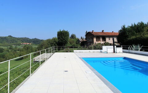 La Casa Dei Nonni, House With Private Pool, Torino: Cielo, Agua, Edificio, Planta, Árbol, Piscina, Rectángulo, Hierba, Casa, Sombra