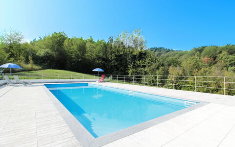 La Casa Dei Nonni, House With Private Pool, Torino: Agua, Cielo, Piscina, Rectángulo, Edificio, Sombra, Planta, Árbol, Casa, Mueble Para Exteriores