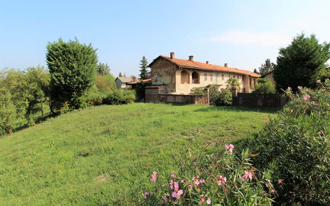 La Casa Dei Nonni, House With Private Pool, Torino: Cielo, Planta, Edificio, Flor, Ventana, Nube, Naturaleza, Árbol, Casa, Paisaje Natural
