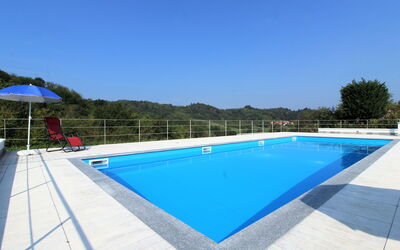 La Casa Dei Nonni, House With Private Pool, Torino: Agua, Cielo, Edificio, Propiedad, Piscina, Azur, Rectángulo, Árbol, Casa, Mueble Para Exteriores