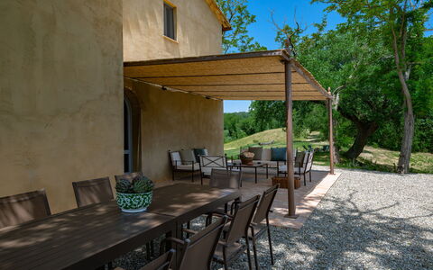 Villa Aiale: Madera, Mueble Para Exteriores, Mueble, Sombra, Estructura Al Aire Libre, Mesa Al Aire Libre, Silla, Patio, Jardín, Pérgola