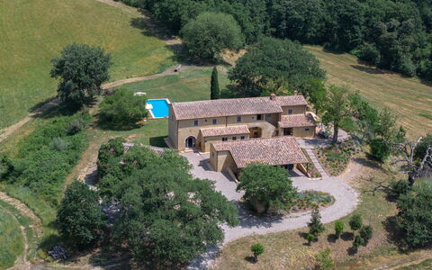 Villa Aiale: Edificio, Casa, Casa, Barrio Residencial, Techo, Inmuebles, Cabaña, Arquitectura, Casa De Campo, Paisaje