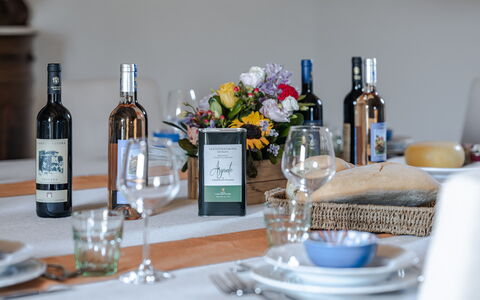Villa Aiale: Vajilla, Botella, Drinkware, Mesa, Vajilla, Vino, Flor, Stemware, Barware, Botella De Vidrio
