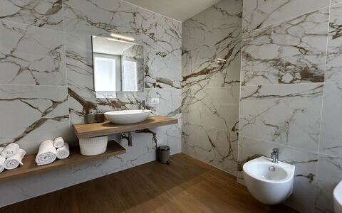 Villapronti: Espejo, Grifo, Arreglo De Tubería, Propiedad, Lavabo, Planta, Blanco, Lavabo Del Baño, Baño, Diseño De Interiores