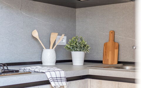 Loreto Suite Apartment: Planta, Propiedad, Maceta, Madera, Planta De Casa, Diseño De Interiores, Comodidad, Piso, Florero, Rectángulo