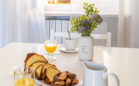 Loreto Suite Apartment: Comida, Vajilla, Planta, Mesa, Drinkware, Plato, Amarillo, Flor, Maceta