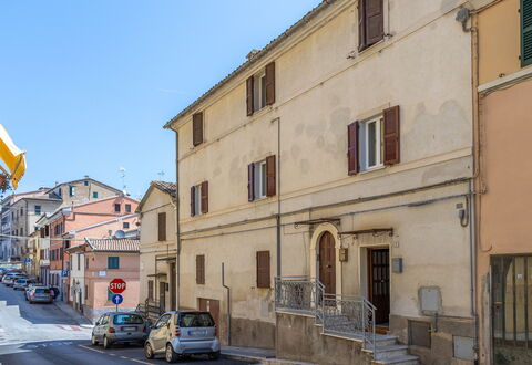 Loreto Suite Apartment: Edificio, Cielo, Rueda, Propiedad, Coche, Ventana, Infraestructura, Vehículo, Casa